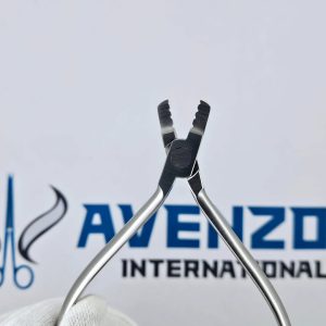Close up front view showing grooved stainless steel jaws of hair extension pliers by Avenzor.